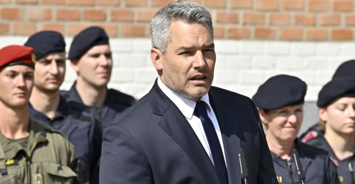 Innenminister Karl Nehammer spricht vor Soldaten und Polizistinnen