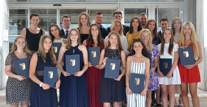 Maturanten der 5AK HAK KLASSIK strahlen
