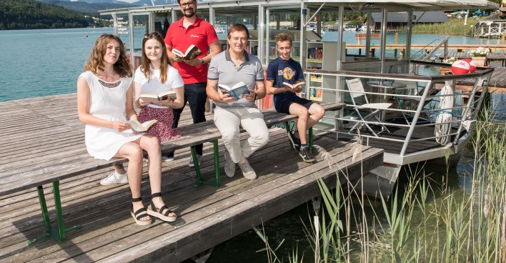 Lesende Personen vor dem AK-Bücherboot
