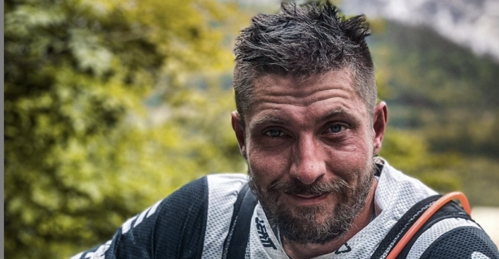 Porträt des erschöpften Marcel Hirscher in Motorradkleidung