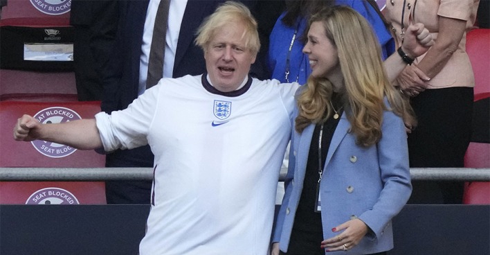Boris Johnson feiert mit weißem Shirt und seiner Frau den entscheidenden Siegtreffer der Engländer