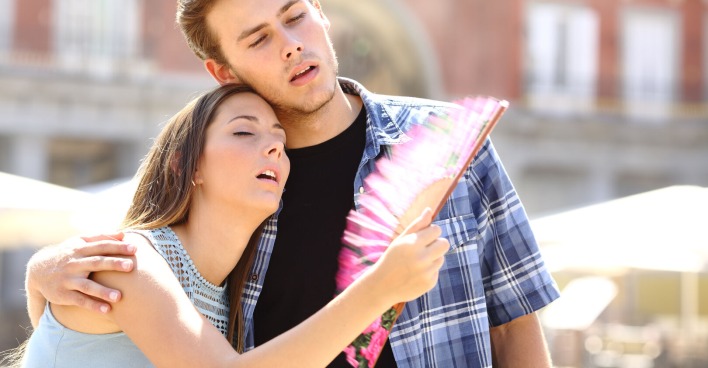 Mann und Frau leiden in der Hitze