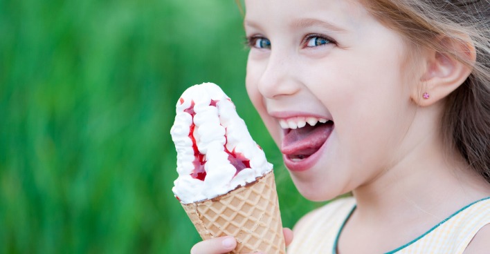 Kleines Mädchen isst ein großes Eis