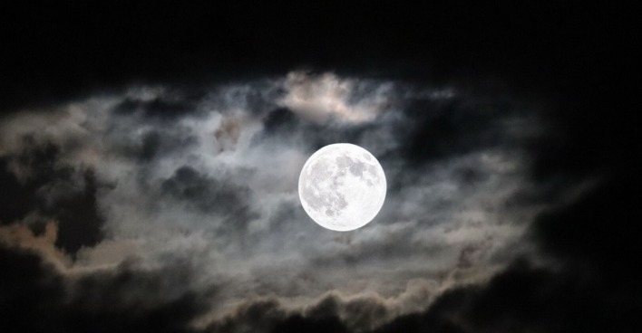 Vollmond mit Wolken