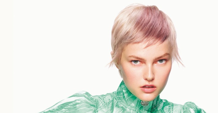 Modelporträt einer jungen Frau mit blonden fransigen kurzen Haaren
