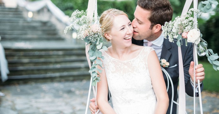 Hochzeitspaar vorm Schloss Maria Loretto