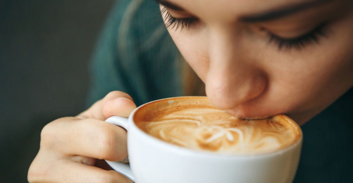 Frau genießt eine Tasse Kaffee | Credit: iStock.com/franz12