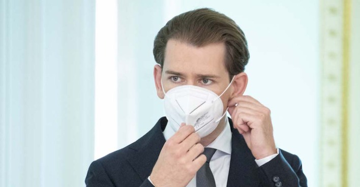 Bundeskanzler Sebastian Kurz setzt sich eine FFP2-Maske auf