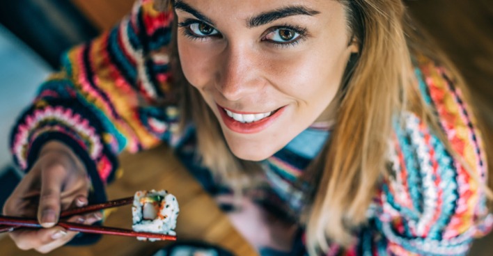 Frau beim Sushi-Essen | Credit: iStock.com/David-Prado
