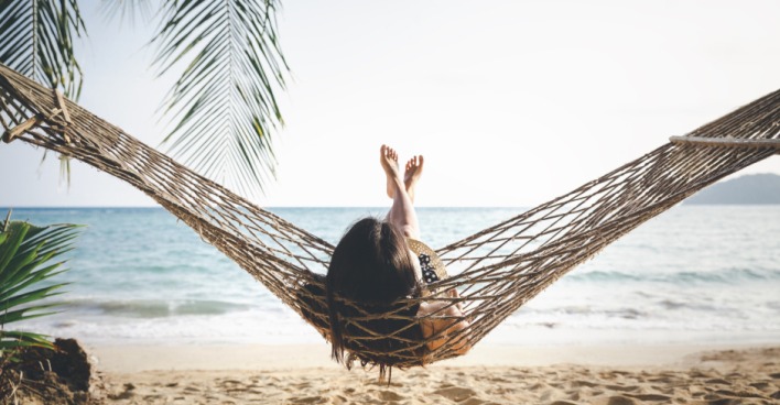 Entspannen am Strand in der Hängematte | Credit: iStock.com/Peera_Sathawirawong