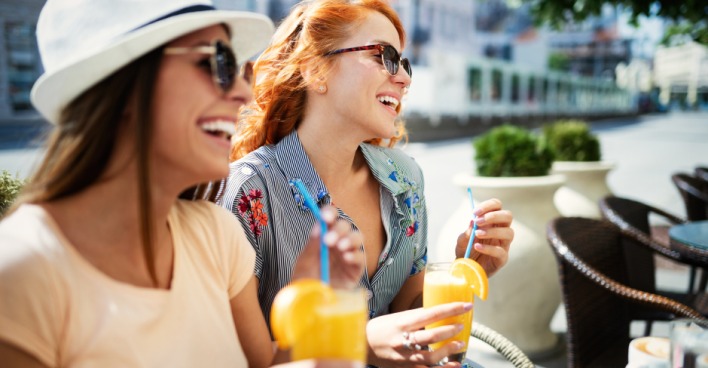 Frauen im Straßencafé | Credit: iStock.com/nd3000