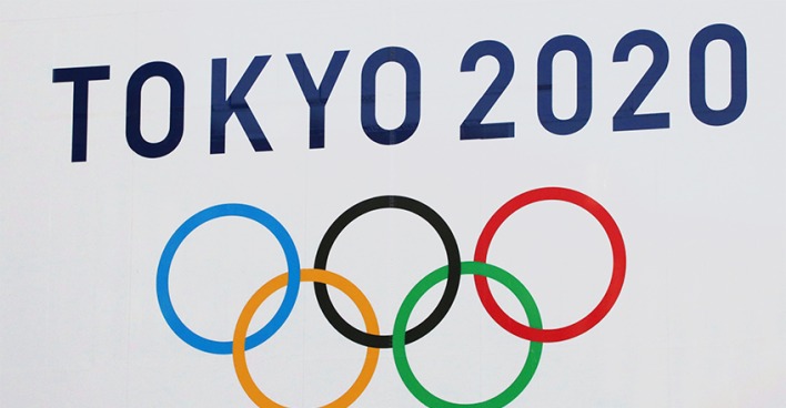 Auf dem Bild sind die sechs Olympischen Ringe mit dem Logo Tokyo 2020 zu sehen.
