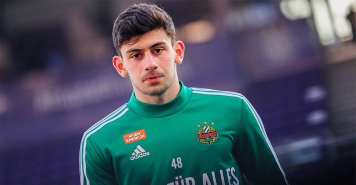 Yusuf Demir verabschiedet sich mit einem "Danke Rapid-Shirt" von den Fans