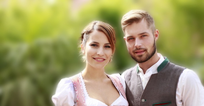 Junge Frau und junger Mann in Tracht