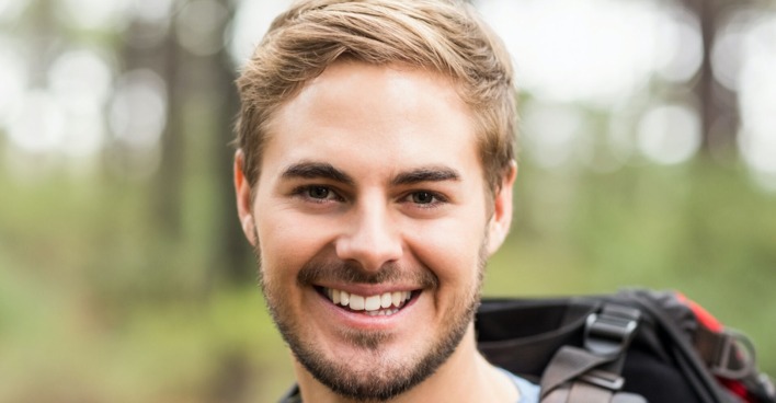 junger Wanderer im Wald | Credit: iStock.com/Wavebreakmedia