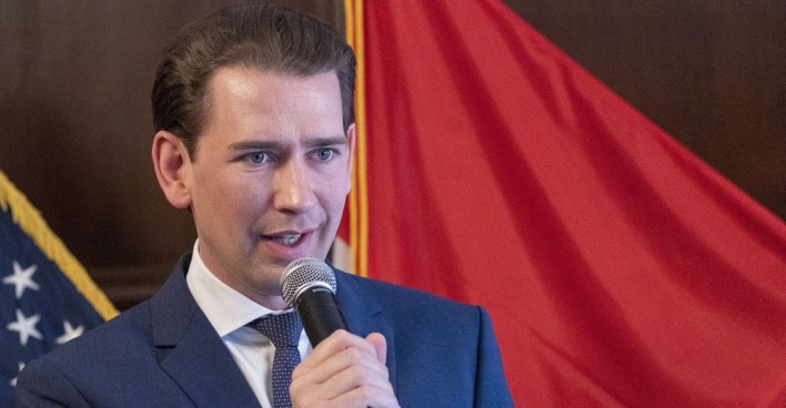 Bundeskanzler Sebastian Kurz spricht in ein Mikrofon. Hinter ihm die amerikanische und die österreichsiche Flagge.