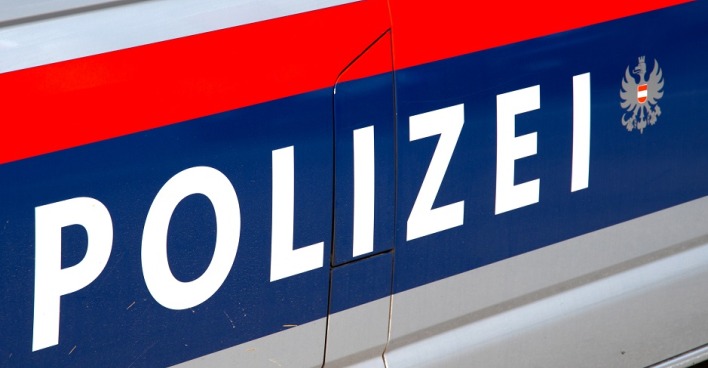 Die Aufschrift "Polizei" auf einem Polizeiauto