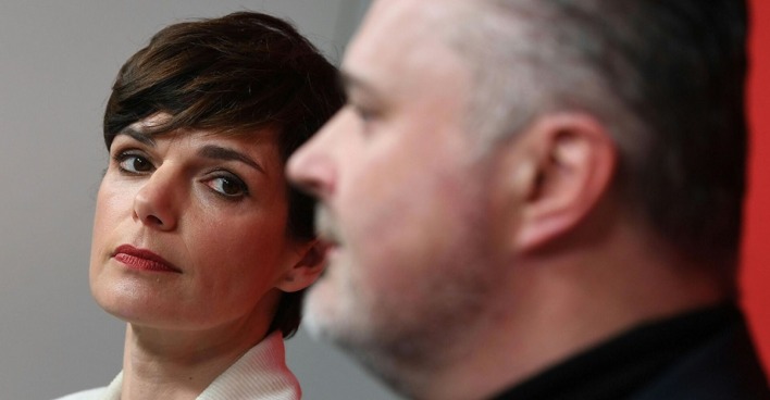 Rendi-Wagner (links) im sieht Hans Peter Doskozil (rechts, verschwommen im Vordergrund) unfreundlich an.