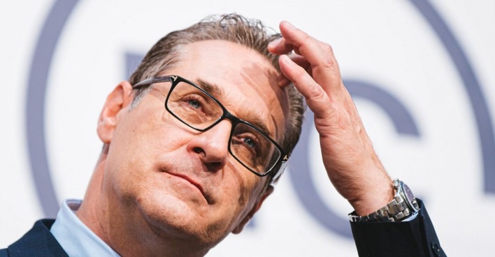 Heinz Christian Strache in Grossaufnahme. Er schaut leicht nach oben und fasst sich mit der Hand an die Stirn.