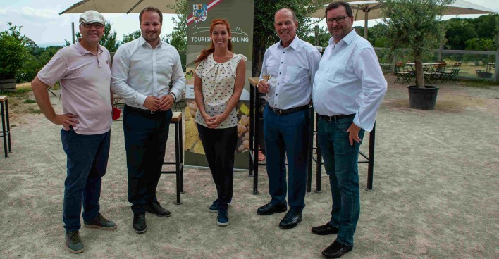 Fünf Menschen stehen beisammen und posieren für den Fotografen