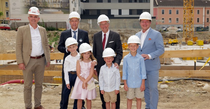 Gerhard Mosser mit LH Peter Kaiser, Bgm. Günther Albel, dem Bauleiter der Strabag sowie vier Kindern auf der Baustelle des MaxPalais