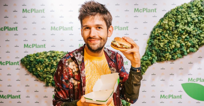 Michael Buchinger mit neuem Veggie-Burger | Credit: Philipp Lipiarski