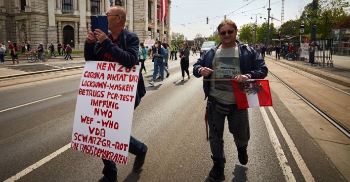 Zwei Männer die gegen Corona demonstrieren