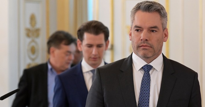 Karl Nehammer betritt einen Raum, hinter ihm Bundeskanzler Sebastian Kurz und Vizekanzler Werner Kogler.