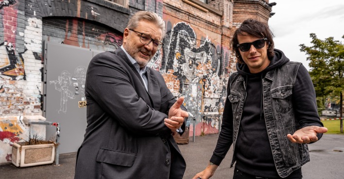 Marco Pogo und Peter Hacker vor der Arena Wien | Credit: Pogo's Empire/Siegfried Leitner