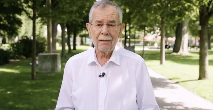 Van der Bellen im weißen Hemd mit offenem Kragen