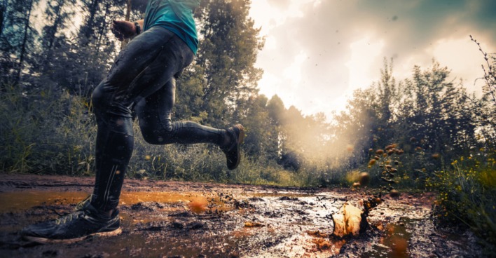 Läufer gibt alles beim Run durch Matsch und Regen | Credit: iStock.com/mihtiander