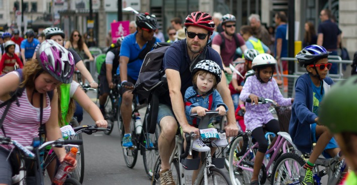 Mann mit Kind bei Radfahrerdemo | Credit: iStock.com/joegolby