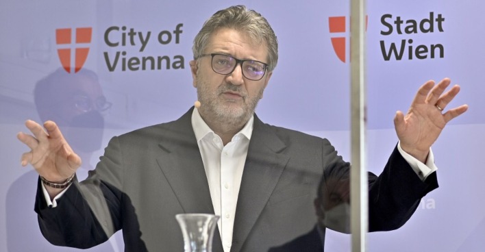Gesundheitsrat Peter Hacker bei einer Pressekoferenz. Er spricht und hat die Arme in der Luft.