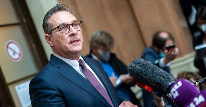 Heinz-Christian Strache nimmt nach dem Prozess vor Journalisten Stellung.