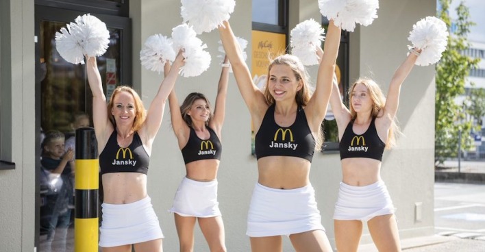 Cheerleader beim McDonald’s Car Wash Day | Credit: Lena Sonntagbauer