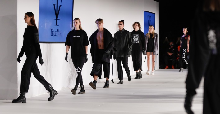 Die Models beim letzten Walk auf der Fashion Week