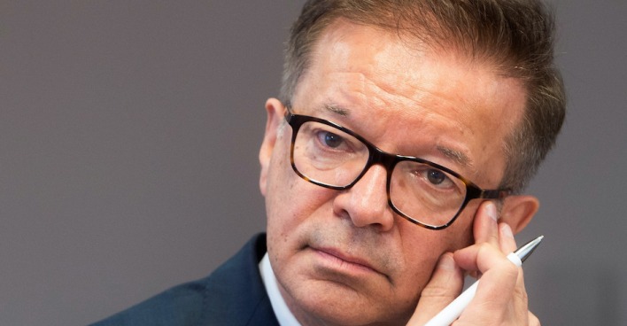 Nachdenklicher Rudi Anschober berührt Brille, mit Kugelschreiber