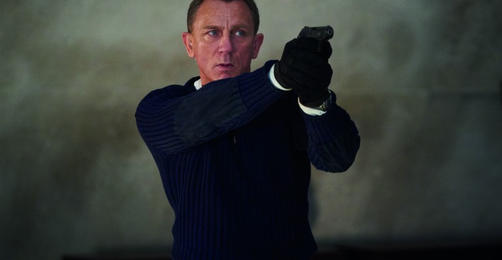Daniel Craig legt als James Bond mit einer Pistole auf einen sich nicht im Bild befindenden Gegner an