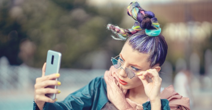 Frau in schrägem Look macht ein Selfie | Credit: iStock.com/dpVUE.images
