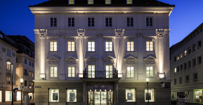 Kärntner Sparkasse am Neuen Platz Klagenfurt bei Nacht