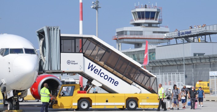 Passagiere verlassen Flugzeug am Flughafen Linz | Credit: Linz Airport