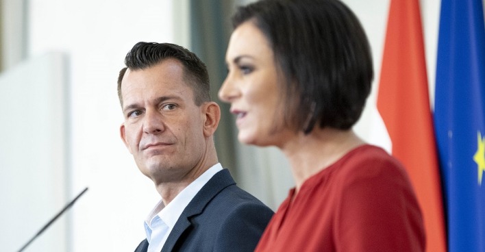 Links Gesundheitsminister Wolfgang Mückstein, rechts Tourismusministerin Elisabeth Köstinger.