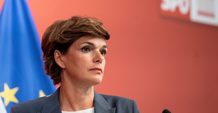 Pamela Rendi-Wagner im Portrait bei einer Pressekonferenz