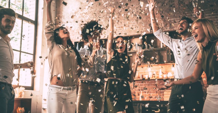 Ausgelassene Wohnungsparty im Konfettiregen | Credit: iStock.com/g-stockstudio