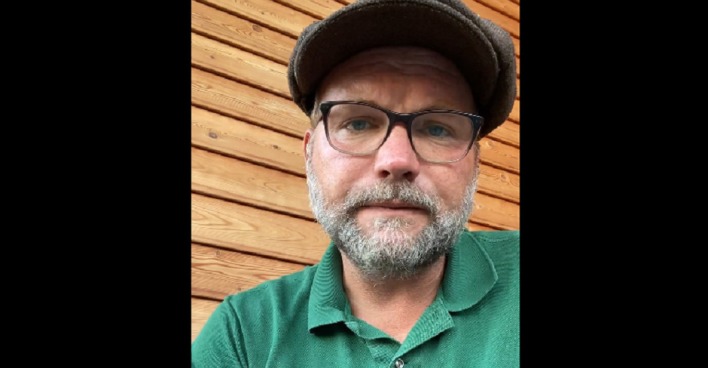 Video-Screenshot von Thomas Stipsits. Er ist im Portrait zu sehen und spricht direkt in die Kamera