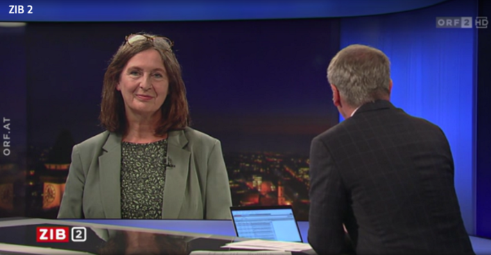 Ein Screenshot der Zeit im Bild: Armin Wolf sitzt mit dem Rücken zur Kamera, Interviewpartnerin Elke Kahr ist am Monitor eingeplendet. Oben rechts das Logo des ORF2, unten links das Logo der Zib 2. An der Seite der Vermerk: "orf.at"