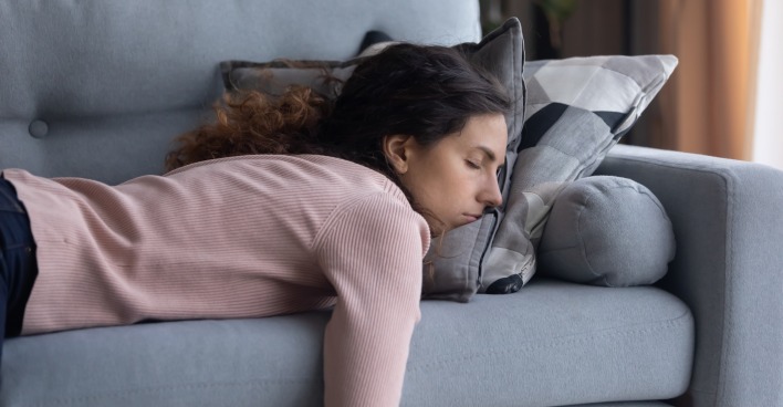 Frau döst auf Couch