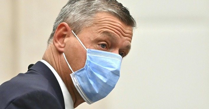 Christian Pilnacek im Halbporträt mit handelsüblichen, blauen Mund-Nasen-Schutz