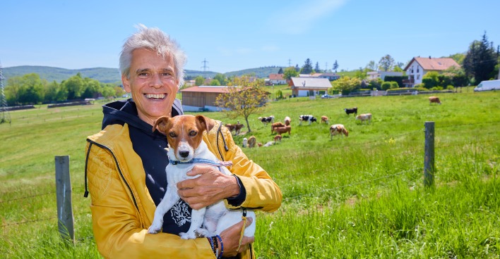 Thomas Brezina mit seinem Hund