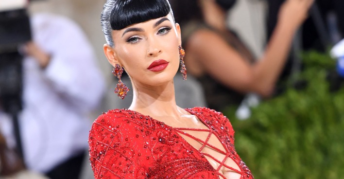 Schauspielerin Megan Fox in einem roten Kleid